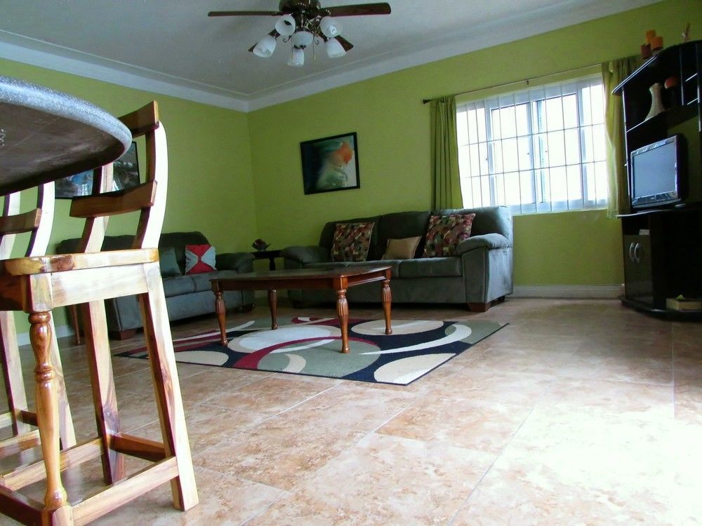 Centrally Located Guest Apartments Кингстон Экстерьер фото