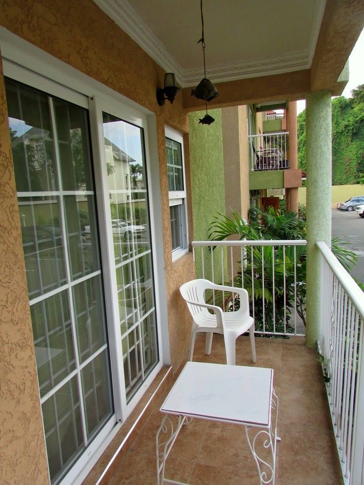Centrally Located Guest Apartments Кингстон Экстерьер фото