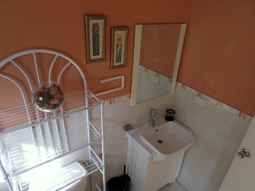 Centrally Located Guest Apartments Кингстон Экстерьер фото