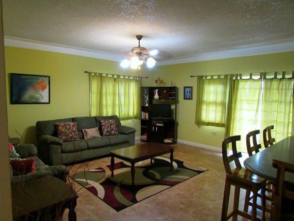 Centrally Located Guest Apartments Кингстон Экстерьер фото