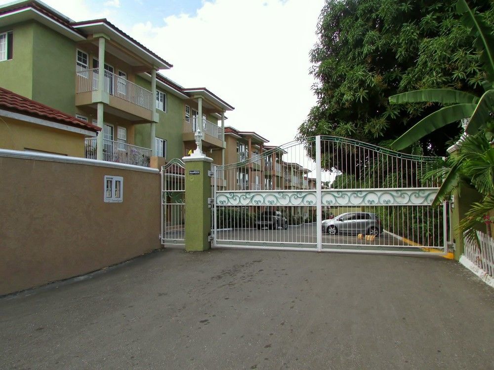 Centrally Located Guest Apartments Кингстон Экстерьер фото