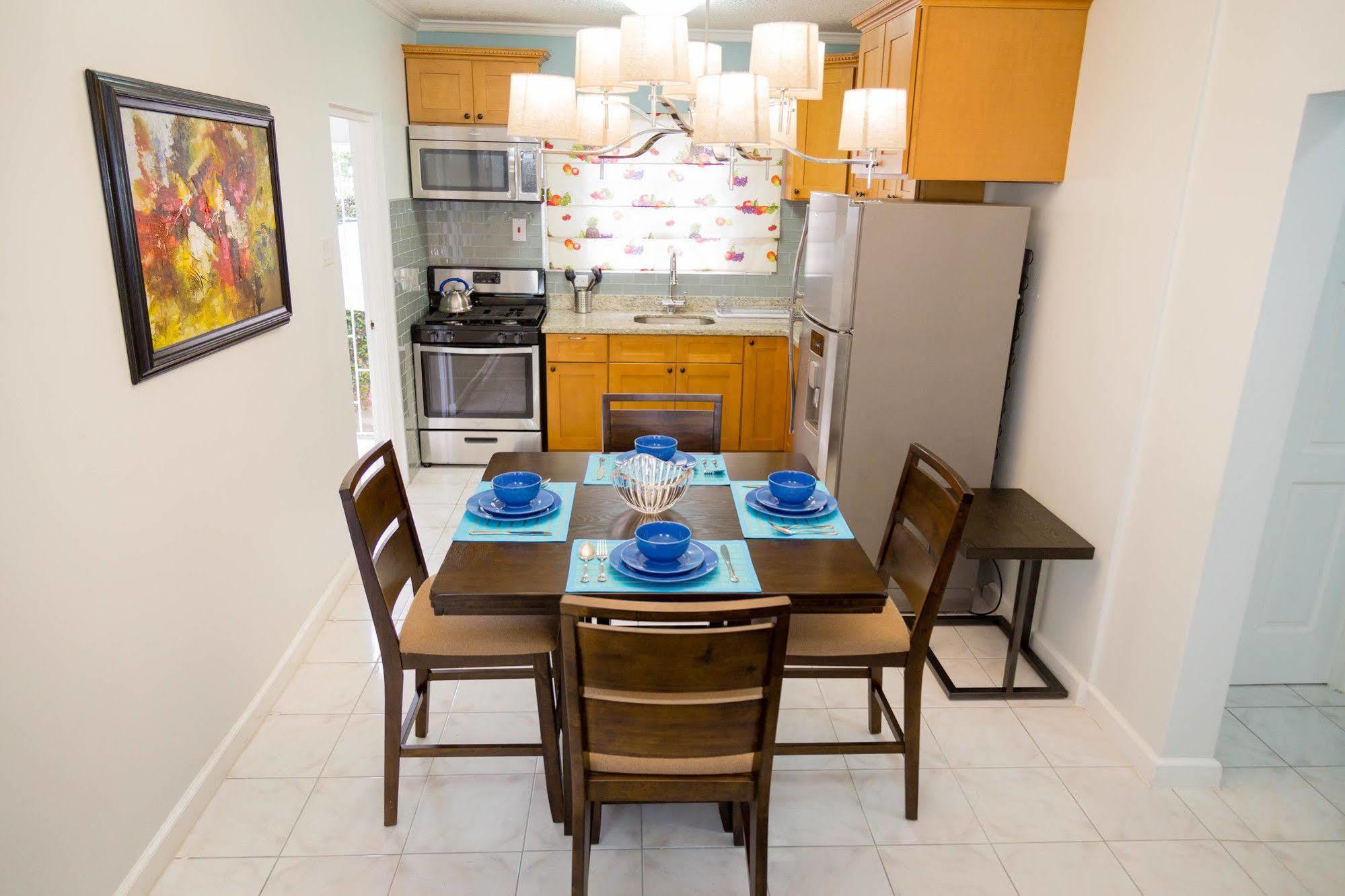 Centrally Located Guest Apartments Кингстон Экстерьер фото