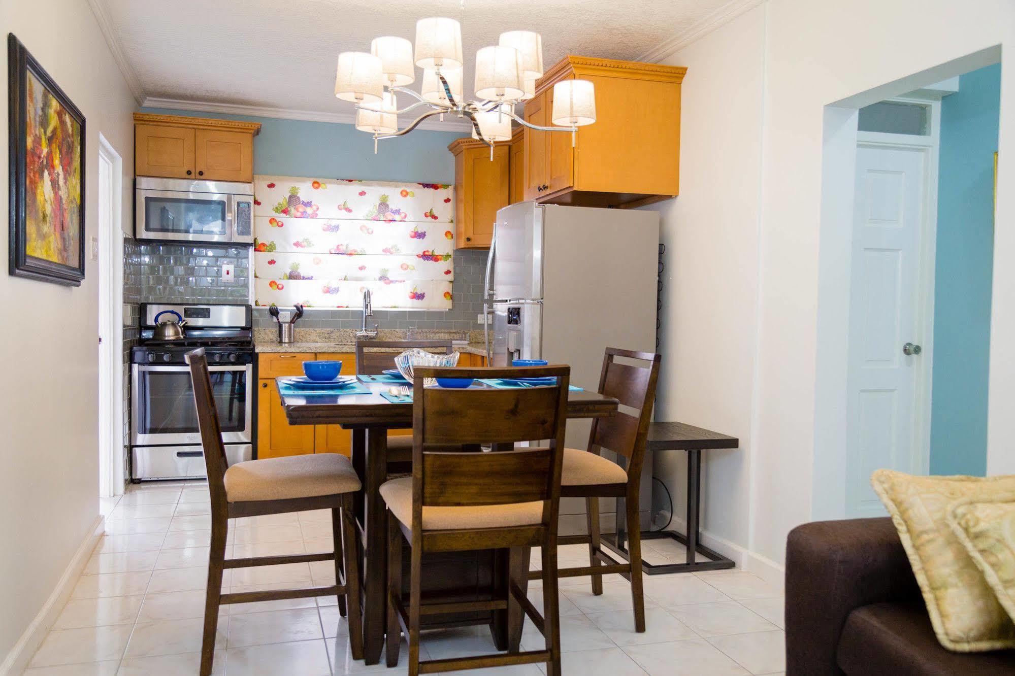 Centrally Located Guest Apartments Кингстон Экстерьер фото