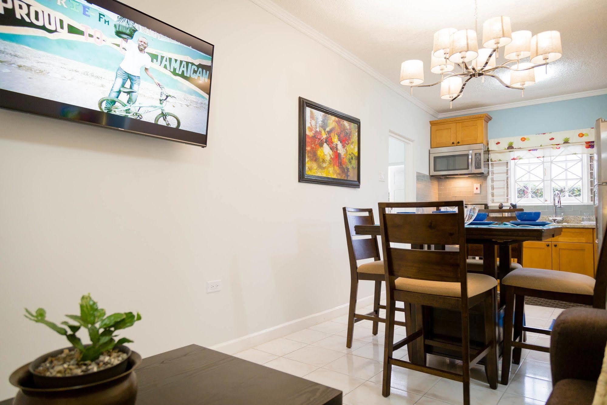 Centrally Located Guest Apartments Кингстон Экстерьер фото