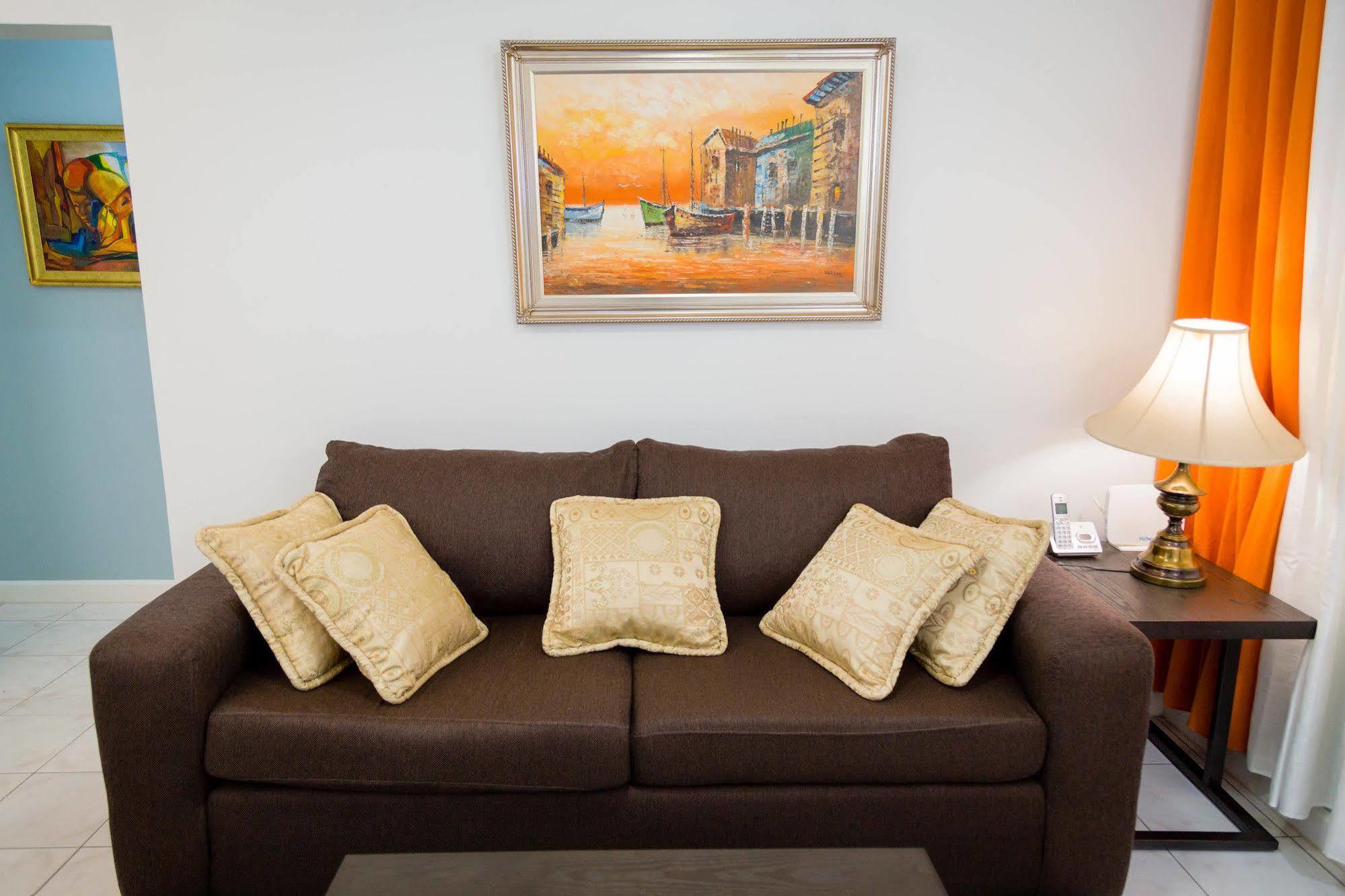 Centrally Located Guest Apartments Кингстон Экстерьер фото
