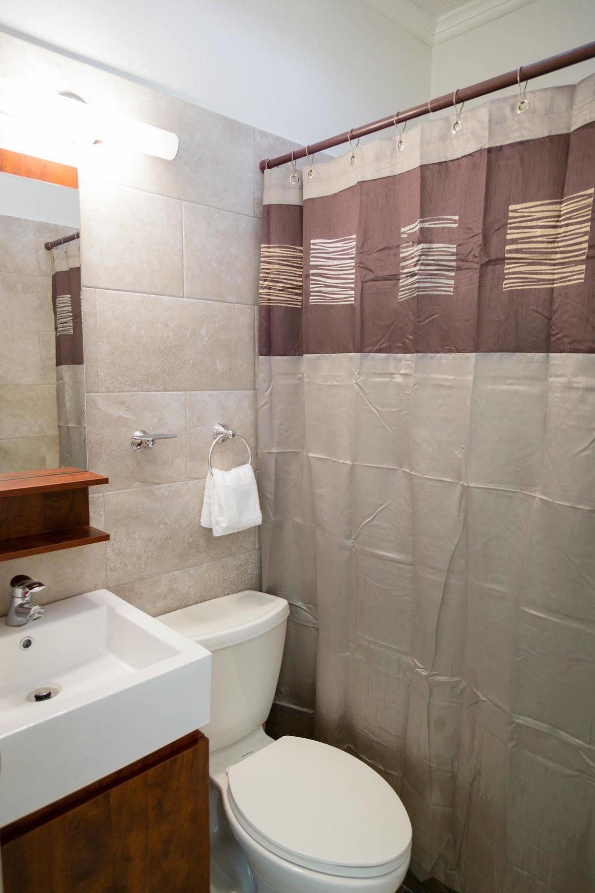 Centrally Located Guest Apartments Кингстон Экстерьер фото