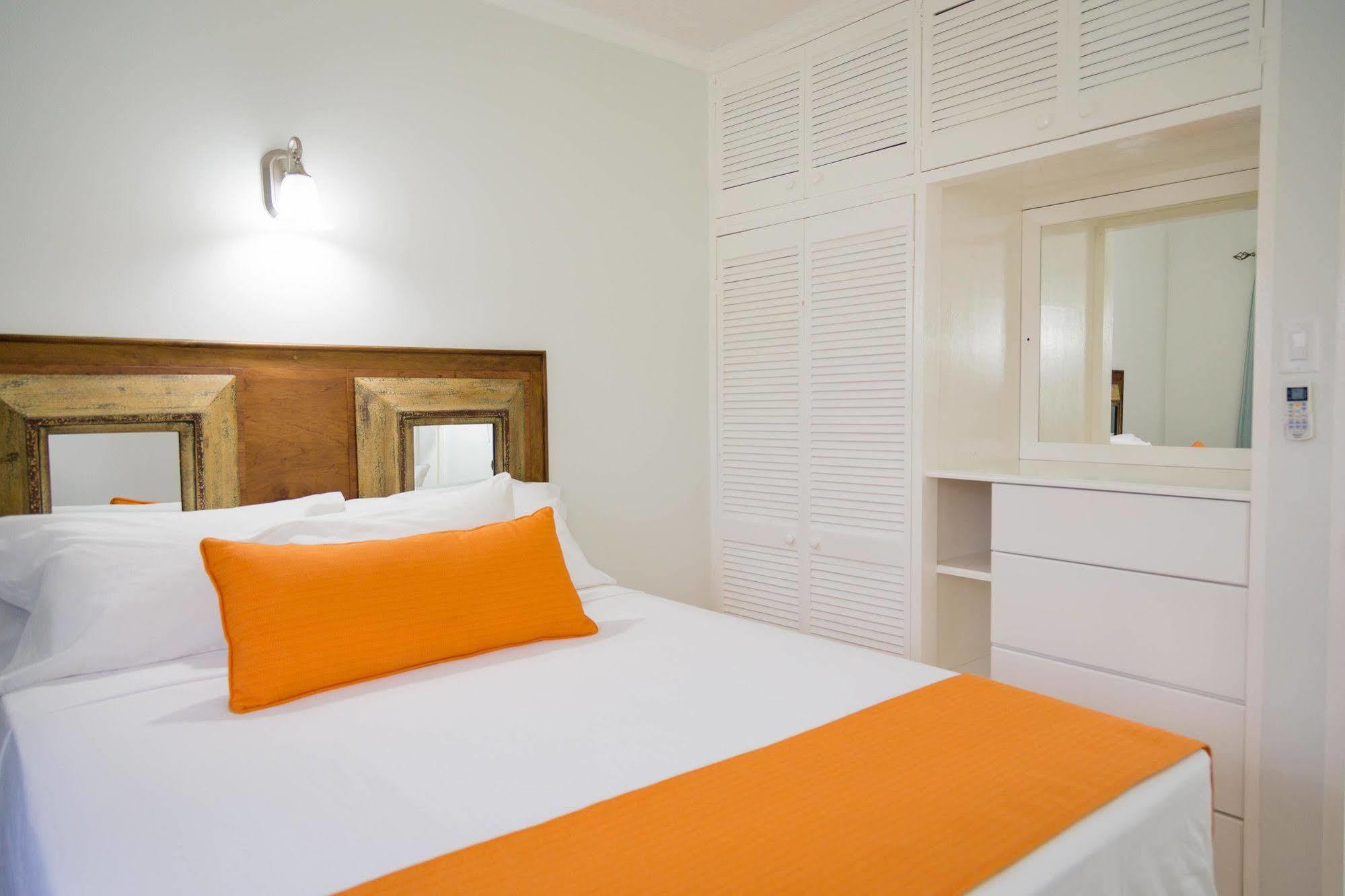 Centrally Located Guest Apartments Кингстон Экстерьер фото
