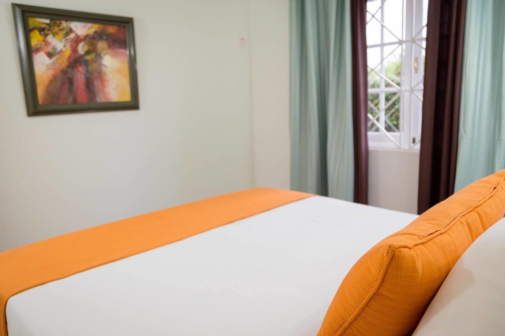 Centrally Located Guest Apartments Кингстон Экстерьер фото
