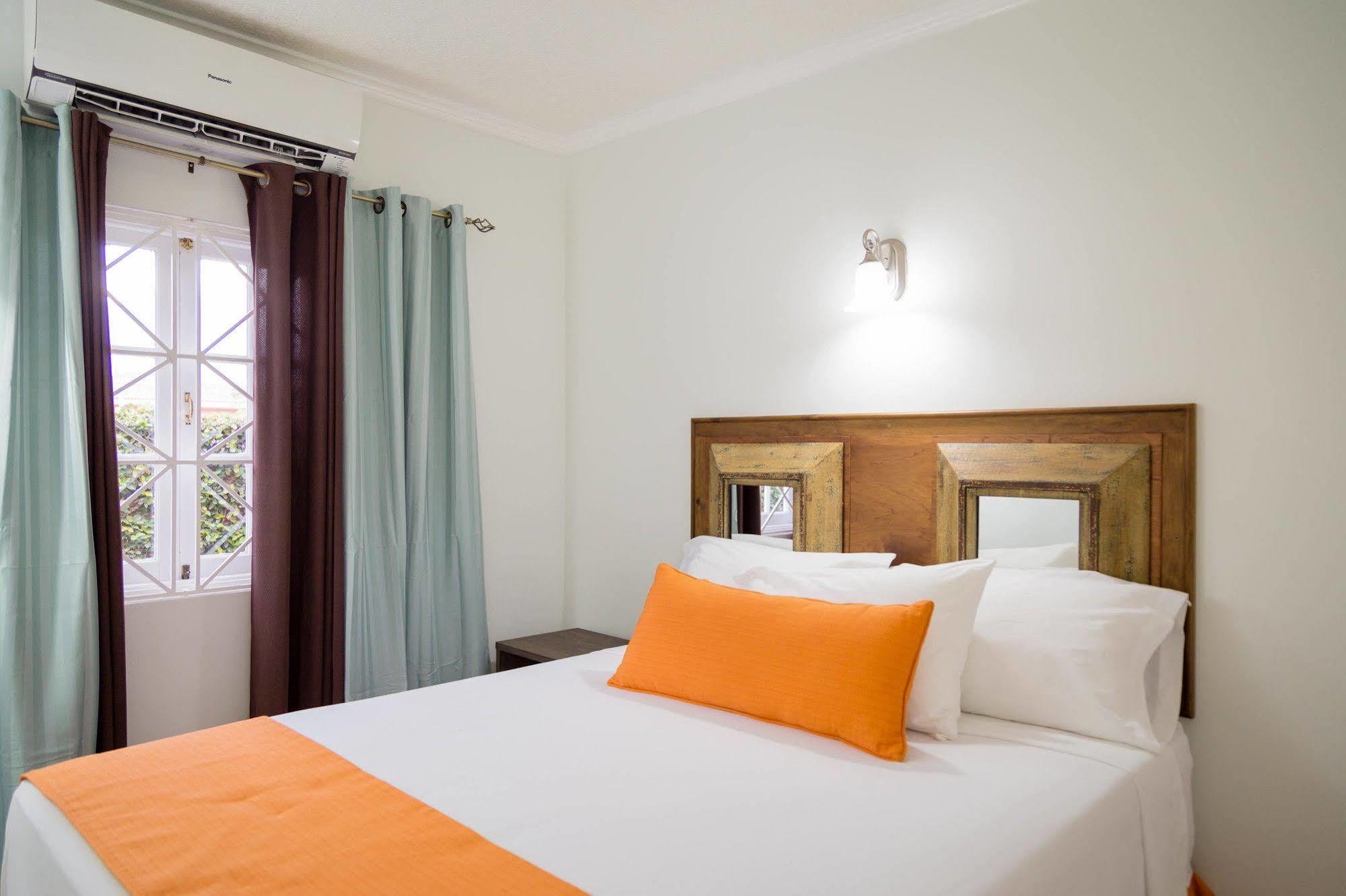 Centrally Located Guest Apartments Кингстон Экстерьер фото