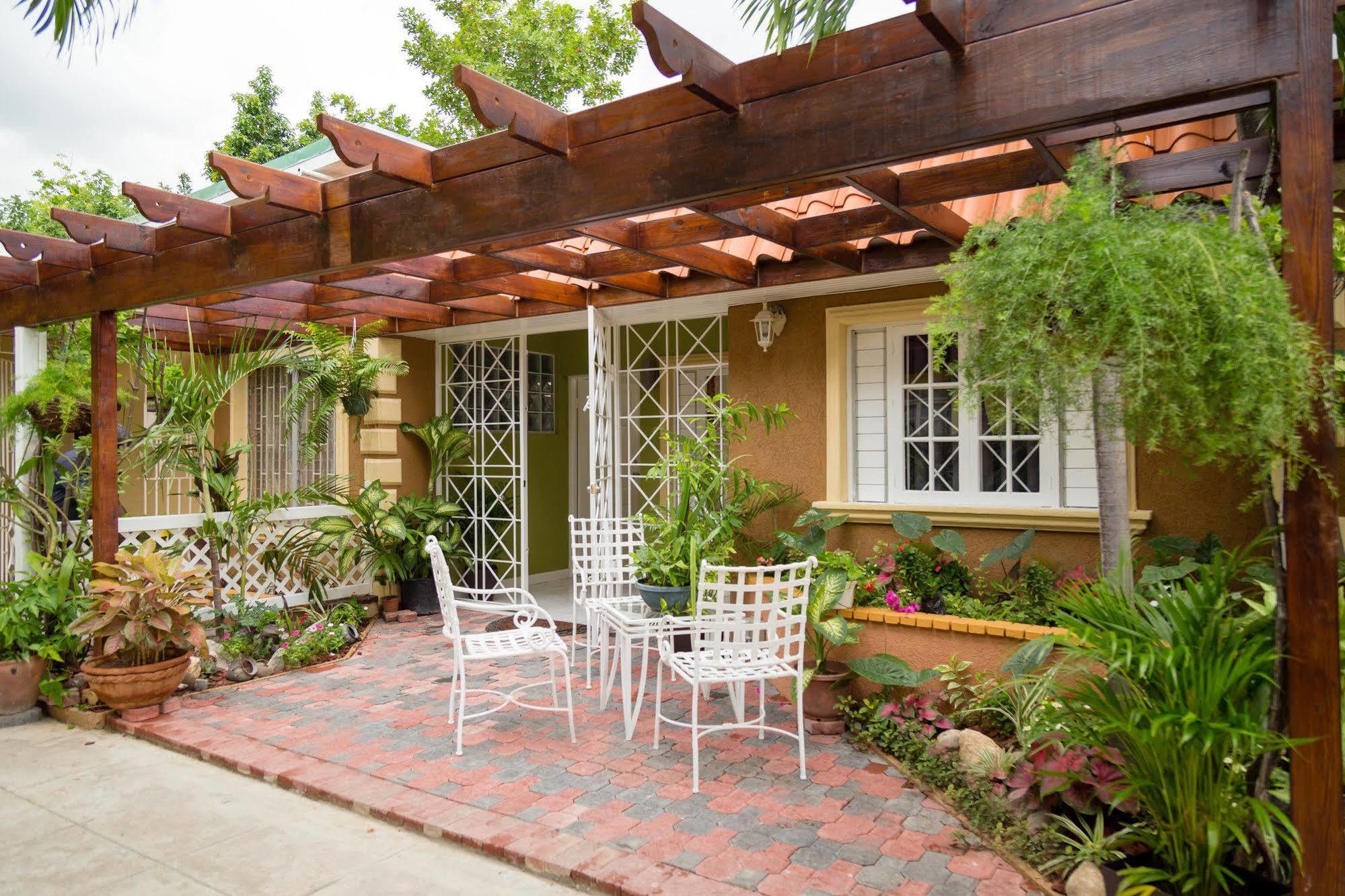 Centrally Located Guest Apartments Кингстон Экстерьер фото